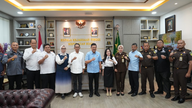 Kepala BP Batam, Amsakar Achmad bersama Wakil Kepala BP Batam, Li Claudia Chandra melaksanakan kunjungan silaturahmi dan koordinasi kepada Kejaksaan Tinggi Negeri Kepri, kemarin. (ft humasbpbatam)