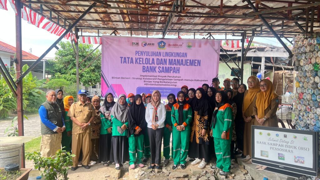 Kepala DLH Bintan berfoto bersama para pengelola bank sampah, kemarin, (ft mcbintan)