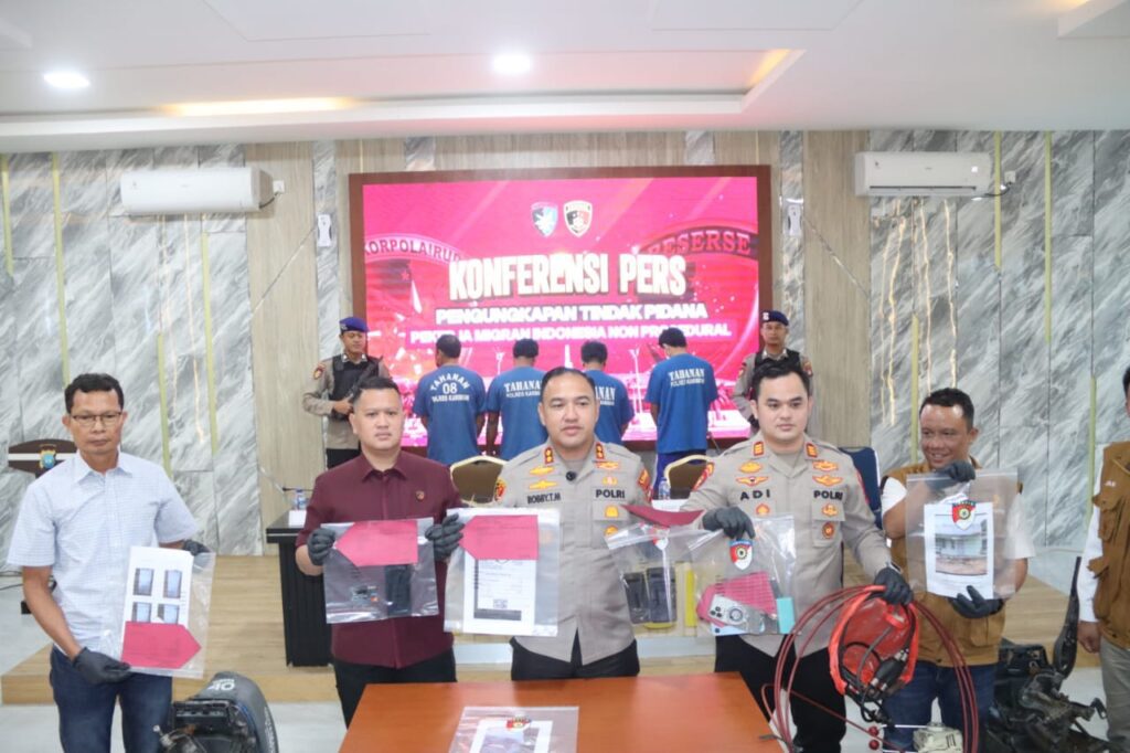 Konferensi pers terkait pengungkapan kasus PMI di Mapolres Karimun, pagi tadi. (ft msaimi)