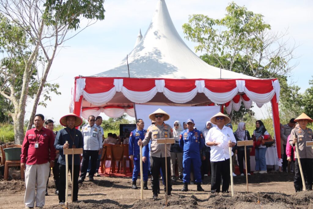 Prosesi penanaman jagung serentak di Kundur Utara, pagi tadi. (ft msaimi)
