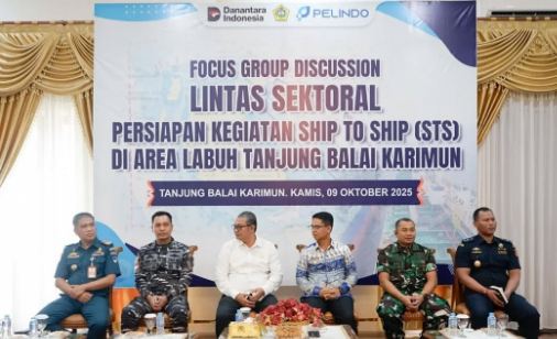 Bupati Karimun Iskandarsyah saat memimpin FGD Lintas Sektoral dalam rangka persiapan kegiatan Ship to Ship (STS) di Area Labuh Tanjung Balai Karimun. FGD ini dilaksanakan di Rumah Dinas Bupati, kemarin. (ft msaimi)