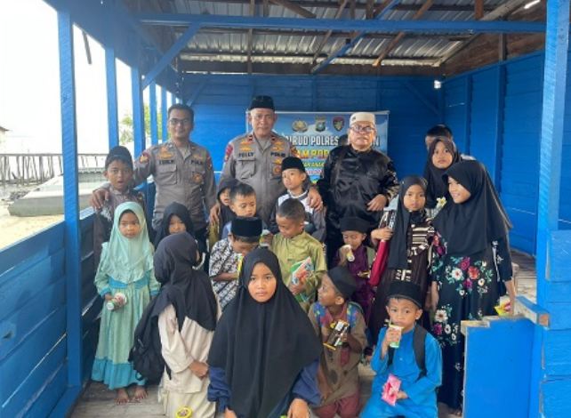 Satpolairud Polres Karimun saat menyambangi anak pulau, pagi tadi. (ft satpolariudpolres)