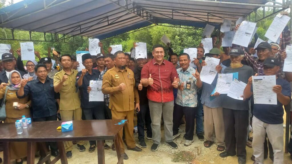 Sejumlah nelayan berfoto bersama usai mendapatkan menerima dokumen Buka Kapal Elektronik (EBKP) dan E-Pass Kecil, kemarin. (ft ricky)