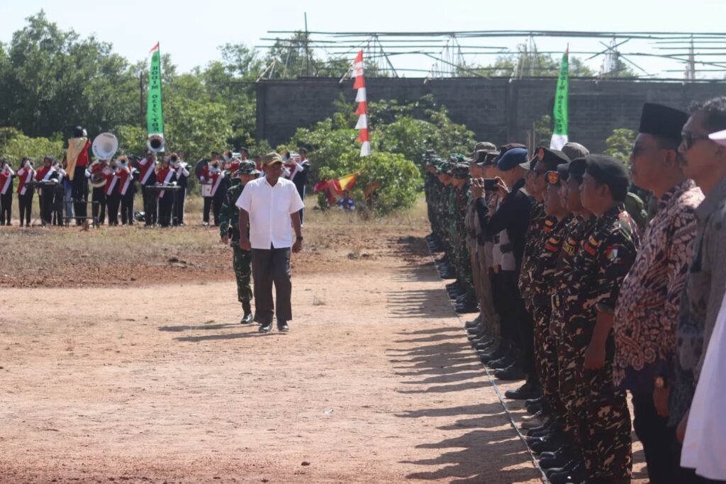 Sekdakab Karimun Djunaidi saat membuka TMMD di Kecamatan Buru, pagi tadi. (ft ricky)