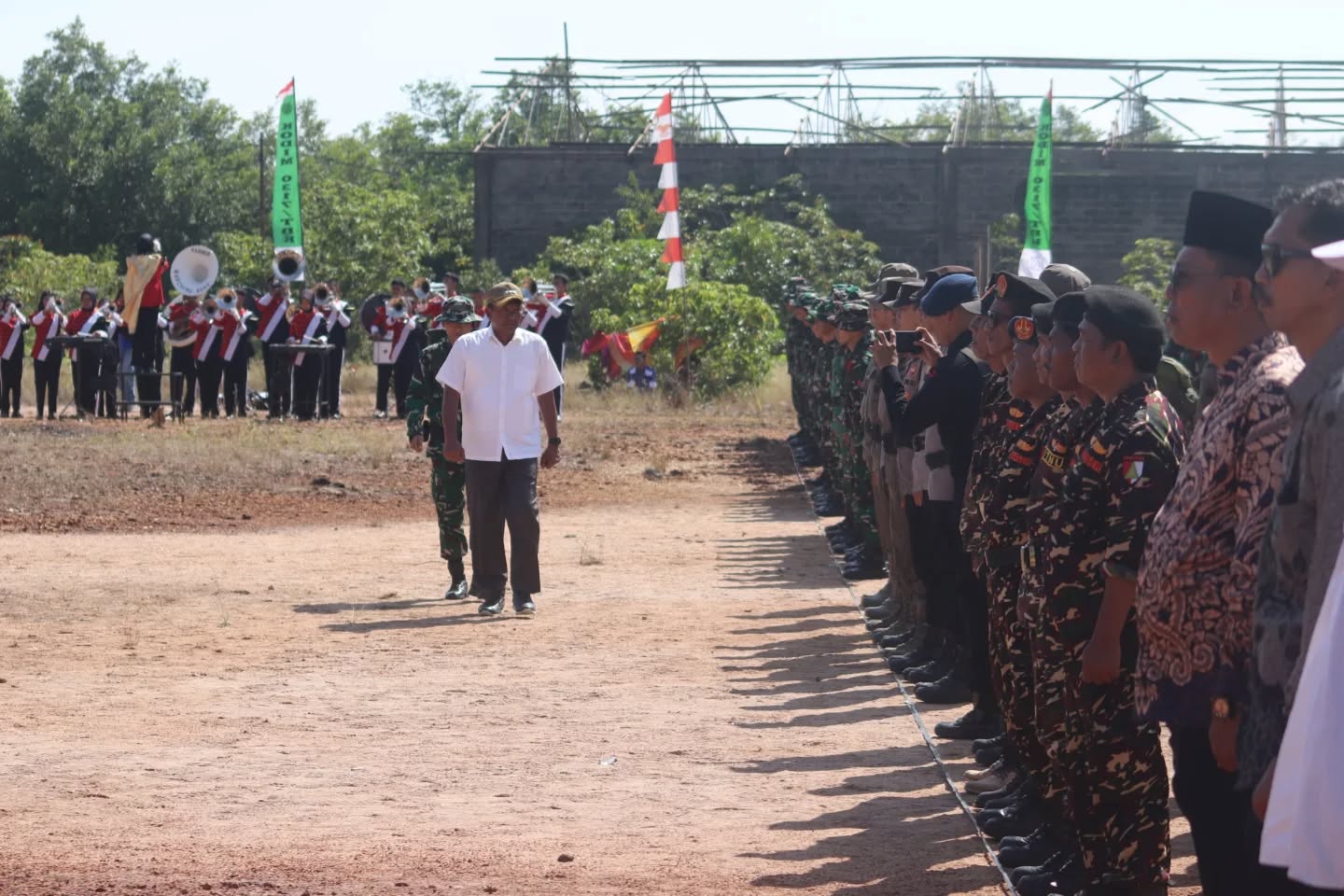 Sekdakab Karimun Djunaidi saat membuka TMMD di Kecamatan Buru, pagi tadi. (ft ricky)