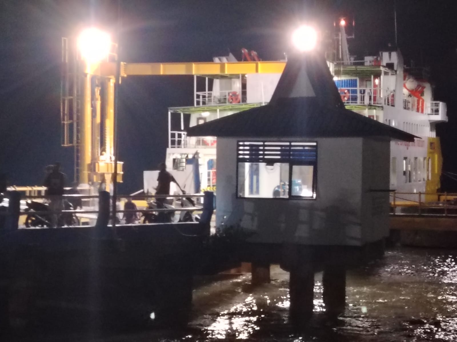 Suasana di Pelabuhan RoRo Parit Rempak, beberapa hari lalu. (ft msarih)