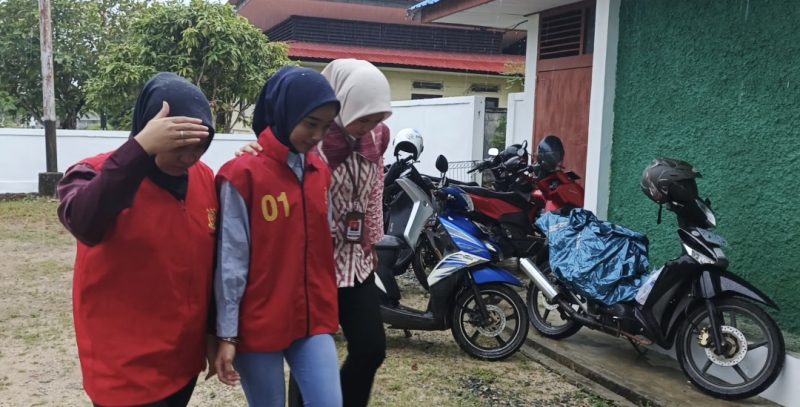 Terdakwa SR saat digiring ke sel tahanan Pengadilan Negeri Tanjungpinang di Dabo Singkep, pagi tadi. (ft wandi)