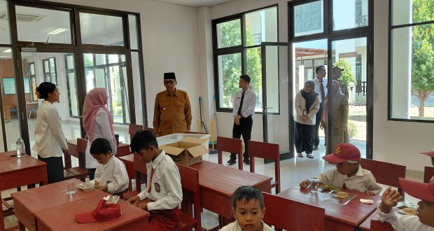 Wabup Jarmin saat meninjau Sekolah Rakyat di Natuna, kemarin. (ft rusdiandika)