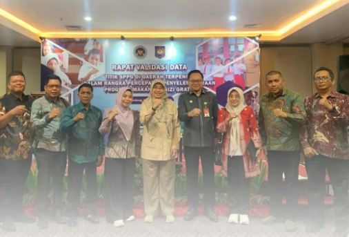 Wabup Karimun (kedua dari kanan) berfoto bersama sebelum rapat validasi data MBG di Palembang, beberapa waktu lalu. (ft prokopim)