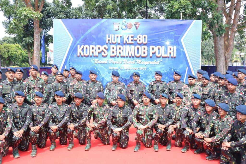 Anggota Brimob Polda Kepri saat berfoto bersama. (ft brimobpoldakepri)