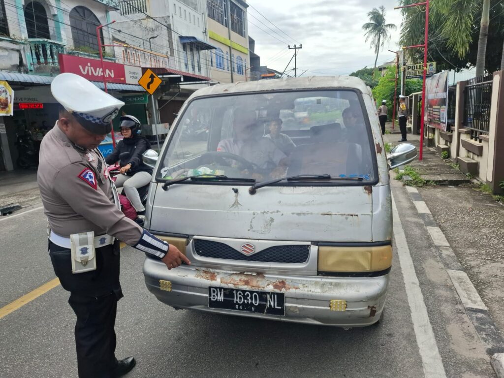 Anggota Satlantas saat melaksanakan razia di Operasi Seligi 2025 di Karimun, siang tadi. (ft msaimi)