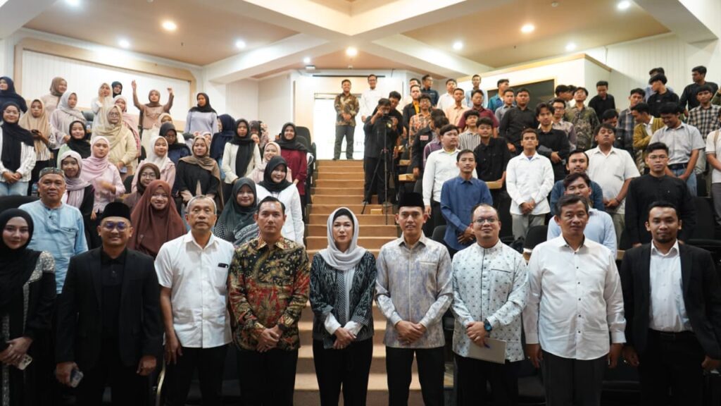 Dirjen KPM Kemkomdigi Fifi Aleyda Yahya (tengah) berfoto bersama selurun narasumber dan peserta diskuai publik di UIN Syarif Hidayatullah Jakarta, kemarin. (ft infopublik)