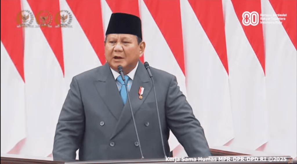 Presiden Prabowo Subianto saat menyampaikan Pidato Kenegaraan dalam Sidang Tahunan MPR RI di Kompleks Parlemen, Jakarta, kemarin. (ft tangkapanlayar Youtube TV Parlemen)