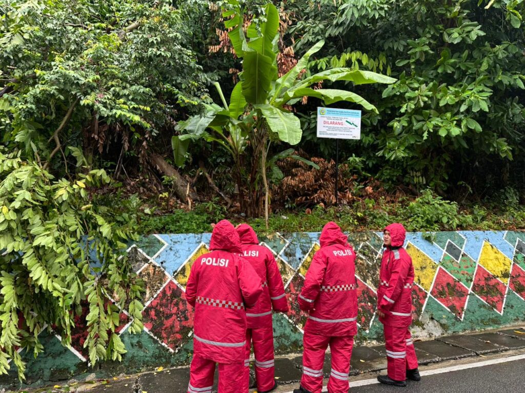Sejumlah petugas Polres Karimun saat berjaga di lokasi rawan longsor di Tanjungbalai Karimun, pagi tadi. (ft msaimi)