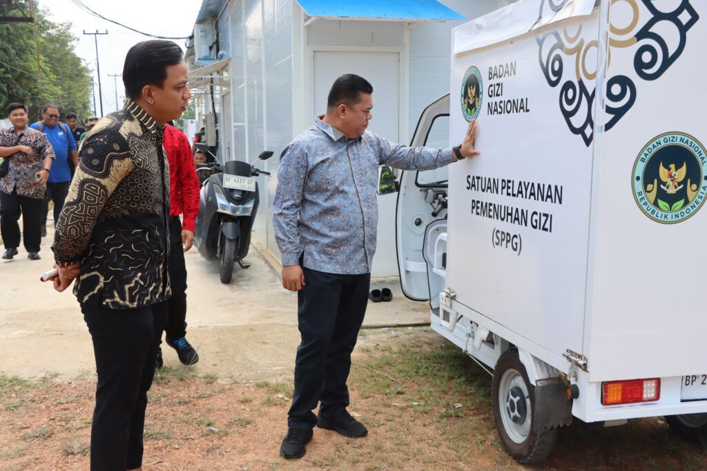 Sekda Bintan Roni saat meninjau SPPG di salah satu di Bintan, kemarin. (ft mcbintan)