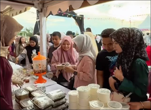 Suasana jual beli di Kepri Malay Food Festival di Tanjungpinang, kemarin. (ft fuji)