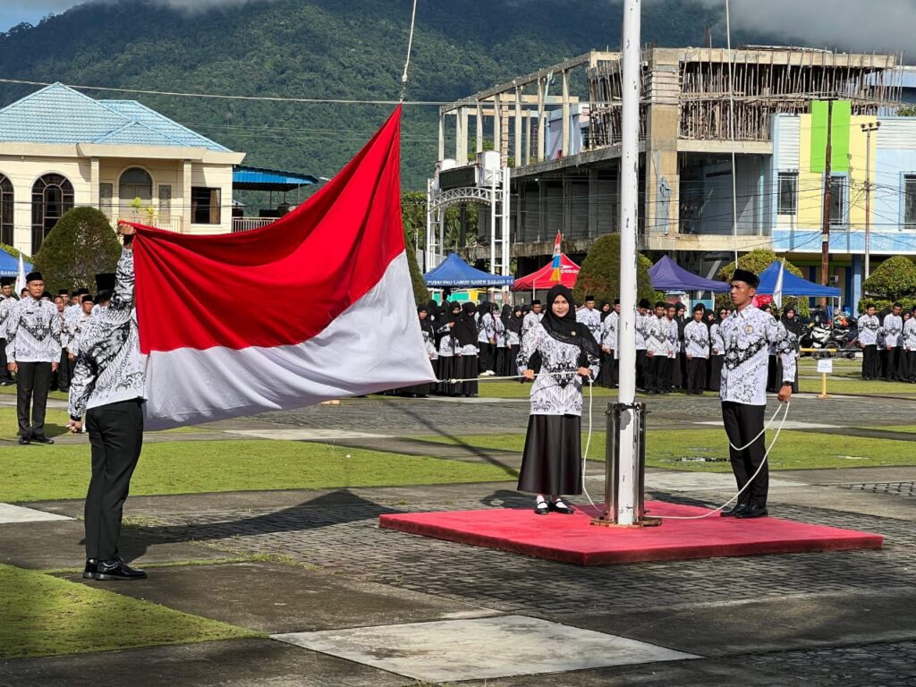 Suasna upacara penaikan bendera di HUT PGRI dan Hari Guru di Pantai Piwang Natuna, pagi tadi. (ft rusdiandika)