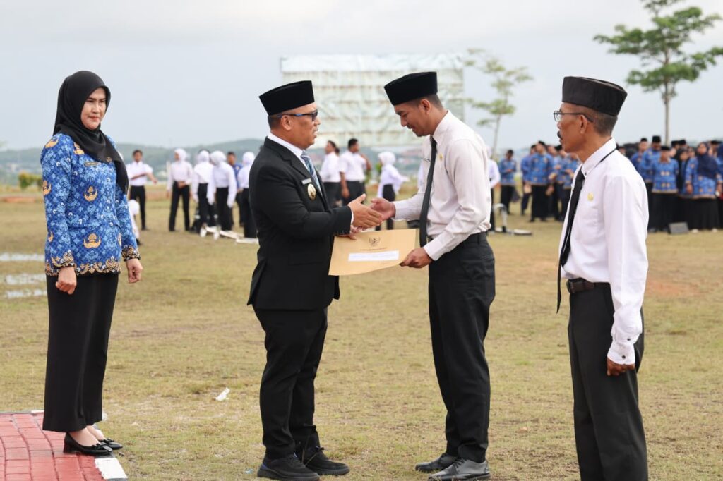 Wagub Nyanyang Haris Pratamura saat secara simbolik menyerahkan SK kepada beberapa PPPK, kemarin. (ft kominfokepri)