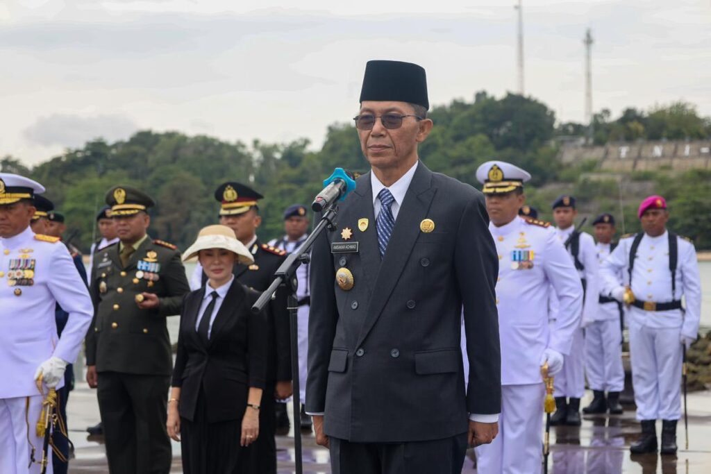 Wako Amsakar Achmad saat memimpin acara tabur bunga, pagi tadi. (ft qori)