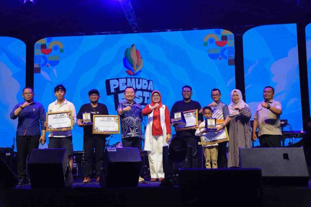 Wawako Ariza saat mebnghadiri Malam puncak Pemuda Fest 2025 berlangsung meriah di area Tugu Daun Sirih Emas, Alun-Alun Gurindam malam tadi. (ft kominfotpi)