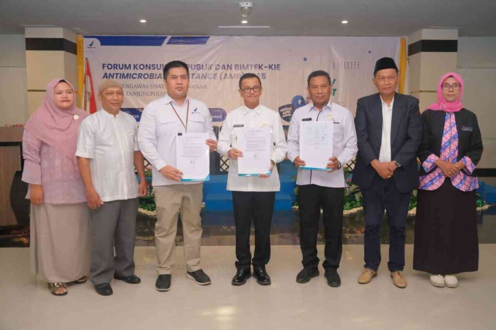 Wakil Wali Kota Tanjungpinang, Raja Ariza, membuka kegiatan Forum Konsultasi Publik Standar Pelayanan Loka Pengawas Obat dan Makanan (POM) Kota Tanjungpinang. Kegiatan disejalankan dengan Bimbingan Teknis Antimicrobial Resistance (AMR), yang dilaksanakan di Hotel CK, Rabu (13/8/25). (ft kominfotpi)
