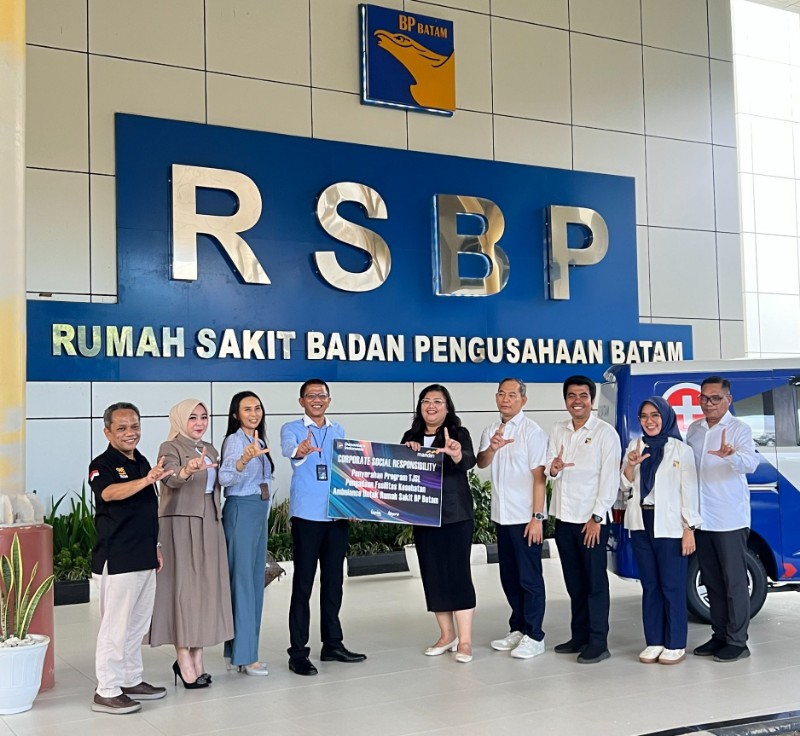 Rumah Sakit BP Batam (RSBP Batam) menerima bantuan Corporate Social Responsibility (CSR) dari Bank Mandiri berupa 1 (satu) unit ambulans dalam kondisi siap pakai, pada Selasa (23/12/2025). Penyerahan Mobil Ambulans dari Bank Mandiri diterima oleh Anggota/Deputi Bidang Pelayanan Umum BP Batam Ariastuty Sirait, di halaman luar Lobby Gedung B RSBP Batam. (ft humasrsbp)