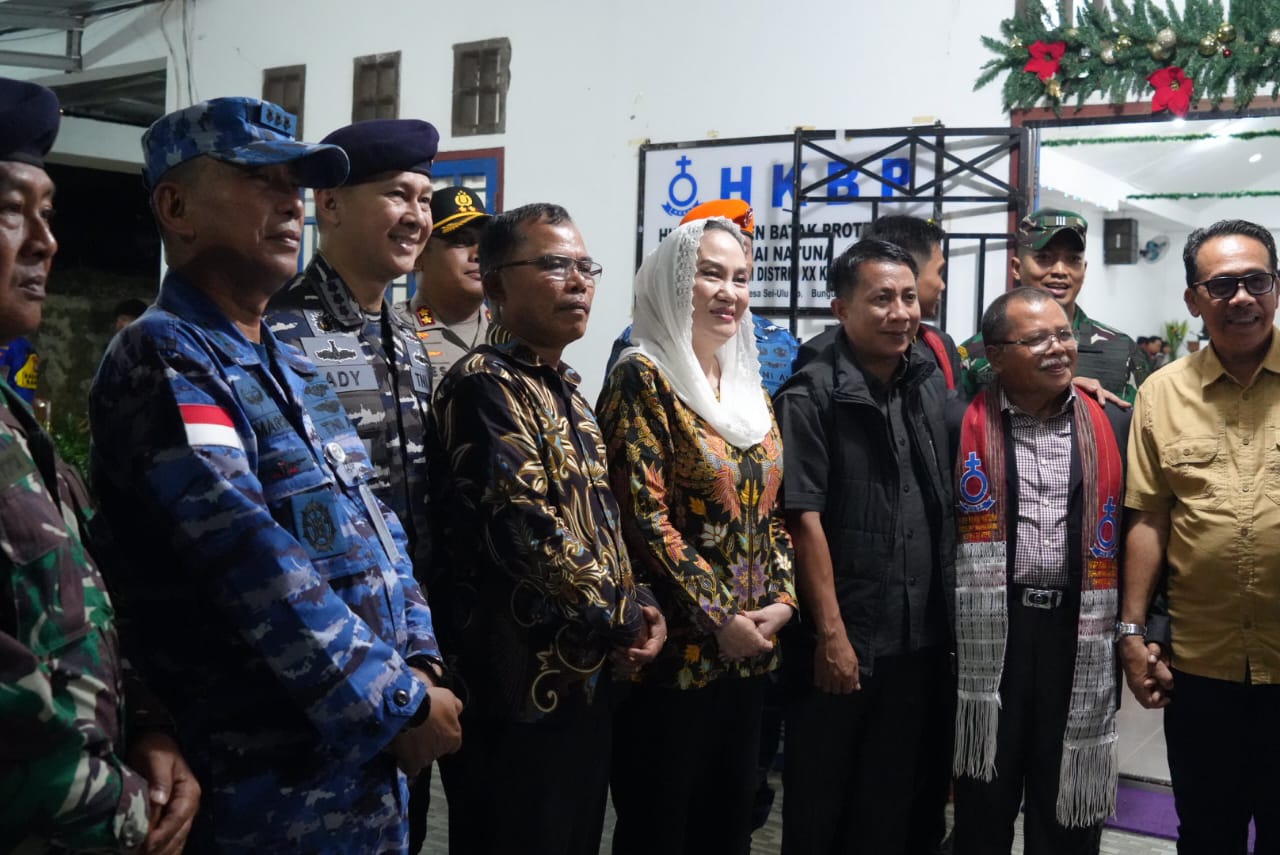 Bupati Cen Sui Lan bersama seju,lah Kepala FKPD saat meninjau gereja di Malam Natal, tadi malam. (ft kominfonatuna)