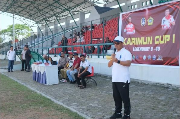 Gairahkan Olahraga di Usia Matang, Bupati Iskandarsyah Buka Turnamen Sepak Bola U-40 Karimun Cup I 2025