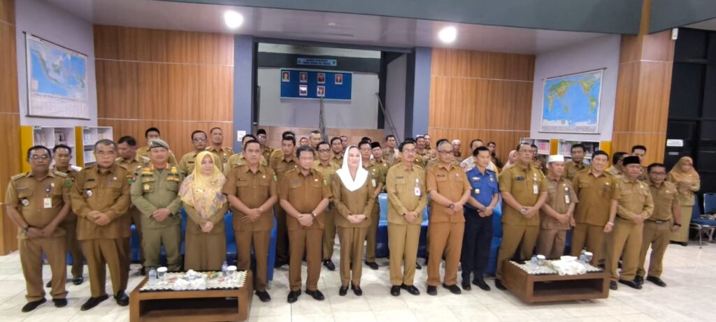 Bupati Natuna berfoto bersama jajarannya, pagi tadi. (ft rusdiandika)