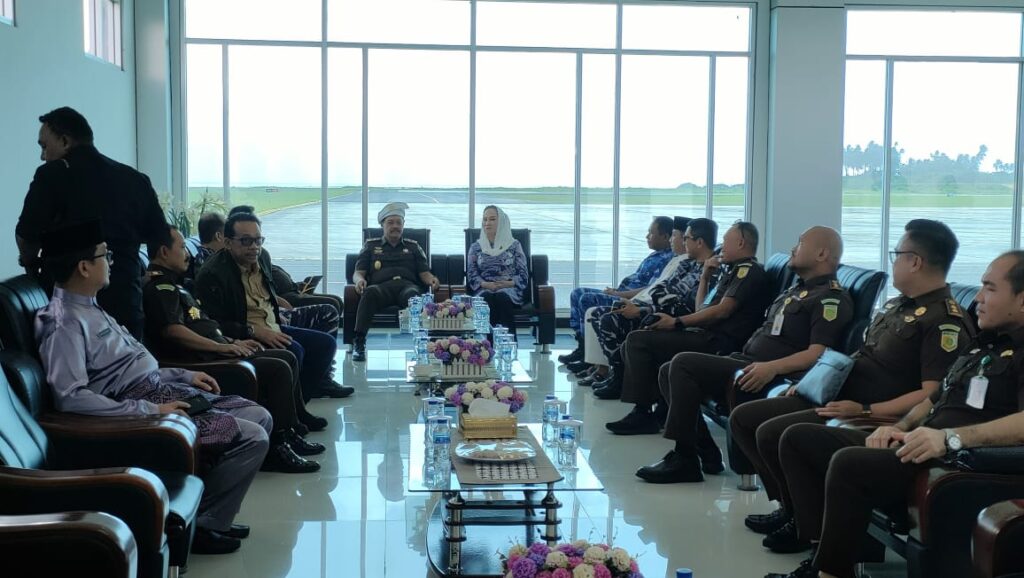 Bupati Natuna dan jajaran serta FKPD saat menyambut kunjungan Kejati Kepri ke Natuna, pagi tadi. (ft rusdiandika)