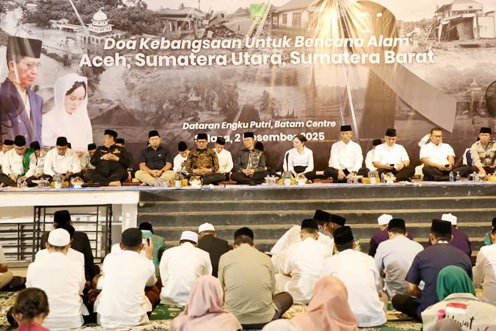 Ratusan warga Batam berdo'a untuk korban bencana Sumatera: Aceh, Sumatera Utara (Sumut), dan Sumatera Barat (Sumbar) di Dataran Engku Putri, Selasa (2/12/2025) malam. (ft qori)