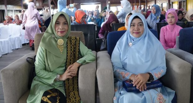 Ketua Tim Penggerak PKK Kabupaten Natuna, Ny. Syafartidah Jarmin, menghadiri Puncak Peringatan Hari Ibu (PHI) ke-97 Tahun 2025 yang digelar di Rumah Makan Sisi Basisir, Senin (22/12/2025). (ft kominfonatuna)