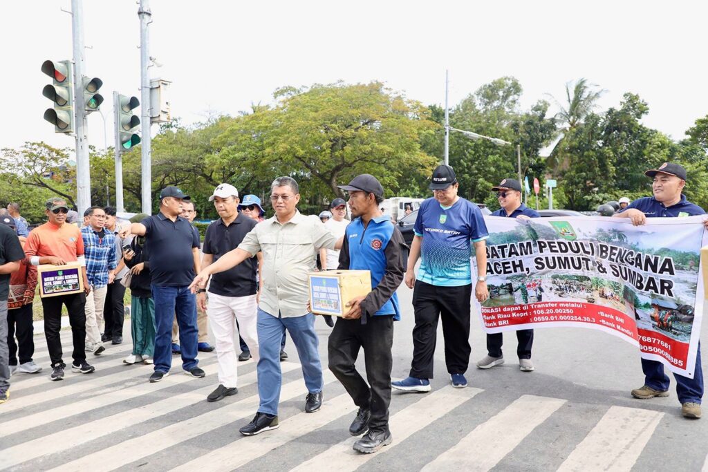 Jajaran Pemko Batam saat turun dalam aksi penggalangan dana untuk korban bencana Aceh, Sumut dan Sumbar, pagi tadi. (ft mcbatam)