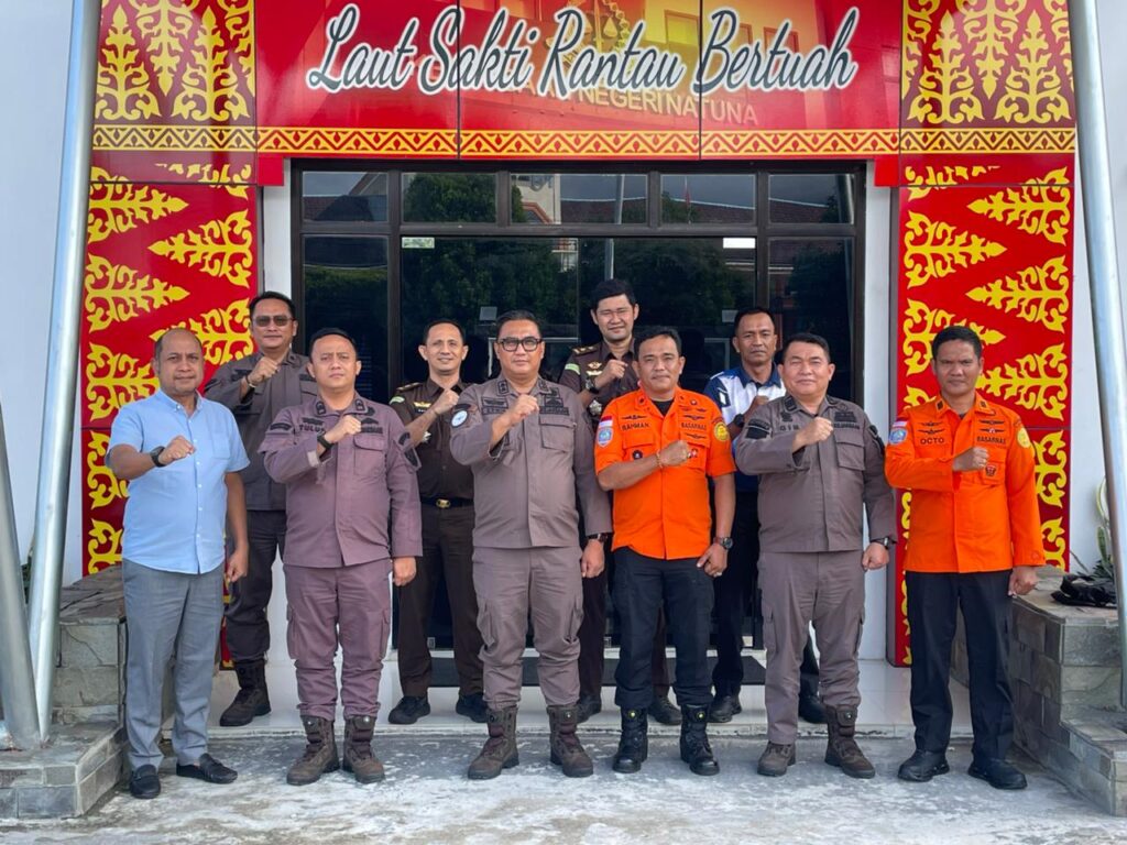 Jajaran SAR berfoto bersama dengan Jajaran Kejari Natuna, siang tadi. (ft rusdiandika)