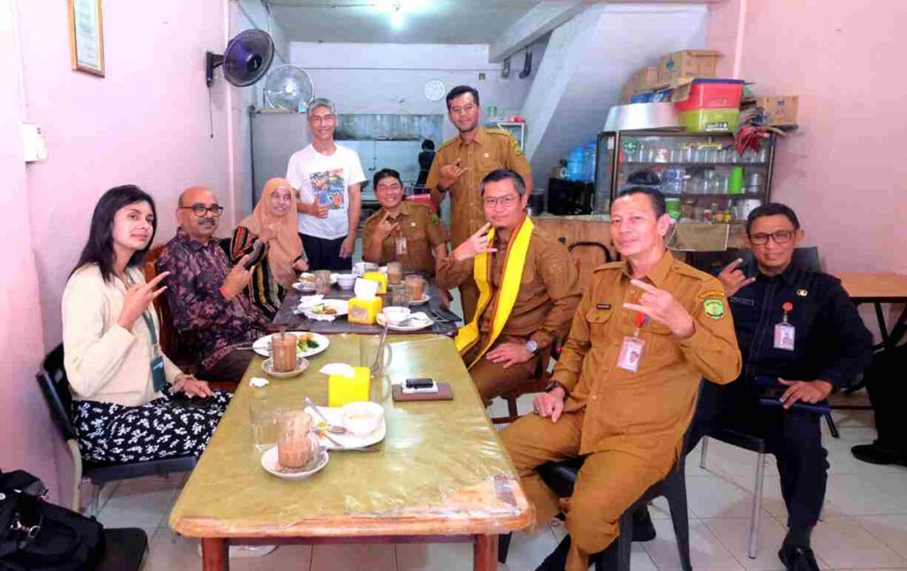 Konjen India Medan saat sarapan pagi bersama Sekdako Tanjungpinang Zulhidayat di salah satu kedai kopi milik warga keturunan India, pagi tadi. (ft kominfotpi)