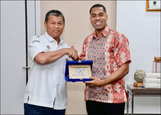 Pemerintah Kota (Pemko) Batam terus memperluas jejaring hubungan internasional sebagai bagian dari upaya mewujudkan Batam sebagai kota modern dan berdaya saing global. Komitmen itu kembali terlihat melalui pertemuan antara Sekretaris Daerah (Sekda) Kota Batam, Firmansyah, dan Konsul Amerika Serikat (AS) untuk Wilayah Sumatra, Joshua Gonzales, di Kantor Wali Kota Batam, Selasa (9/12/2025). (ft mcbatam)
