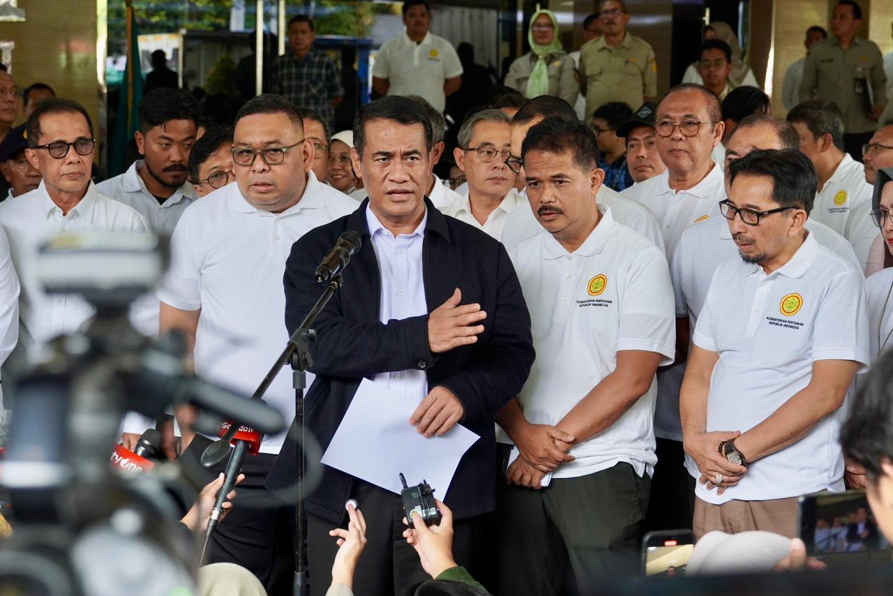 Menteri Pertanian yang juga sekaligus Kepala Badan Pangan Nasional, Andi Amran Sulaiman bersama dengan para pimpinan Kementerian/Lembaga dalam Konferensi Pers bersama Media seusai acara pelepasan bantuan Kementan/Bapanas peduli di Jakarta pada Kamis (11/12/2025). (ft badan[angannasional)