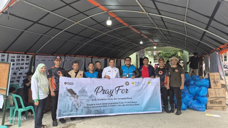 PT PLN Batam mengerahkan Tim Tanggap Darurat Bencana yang terdiri dari jajaran manajemen, pegawai, serta Serikat Pekerja PLN Batam untuk menyalurkan bantuan kepada korban, kemarin.. (ft humasplnbatam)