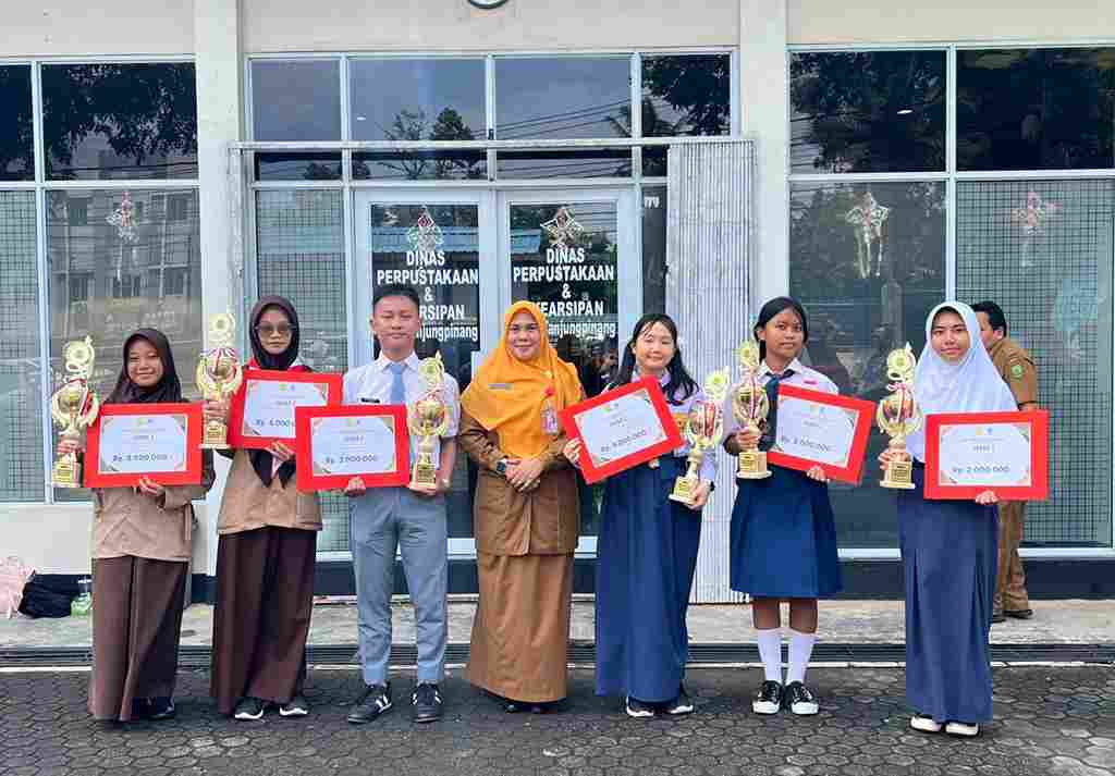 Para jaura Lomba Resensi Buku tingkat SLTA dan SLTP yang digelar Dinas Perpustakaan dan Kearsipan (DPK) Kota Tanjungpinang pada 26–27 November 2025, berfoto bersama, pagi tadi, (Ft kominfotpi)