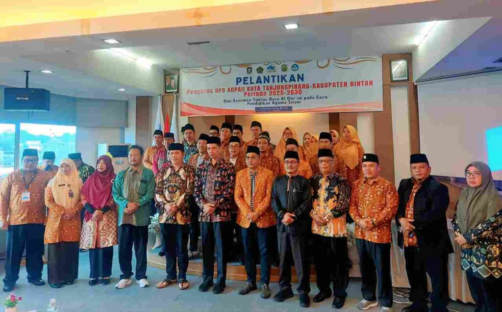 Staf Ahli Bidang Kemasyarakatan dan SDM, Muhammad Yatim saat menghadiri pelantikan Dewan Pengurus Daerah (DPD) Asosiasi Guru Pendidikan Agama Islam Indonesia (AGPAII) Kota Tanjungpinang - Kabupaten Bintan periode 2025–2030. Dilantik oleh Ketua Dewan Pengurus Wilayah (DPW) AGPAII Provinsi Kepulauan Riau, M.Hudawi di Hotel Plaza Tanjungpinang, Sabtu (13/12/2025). (ft kominfotpi)