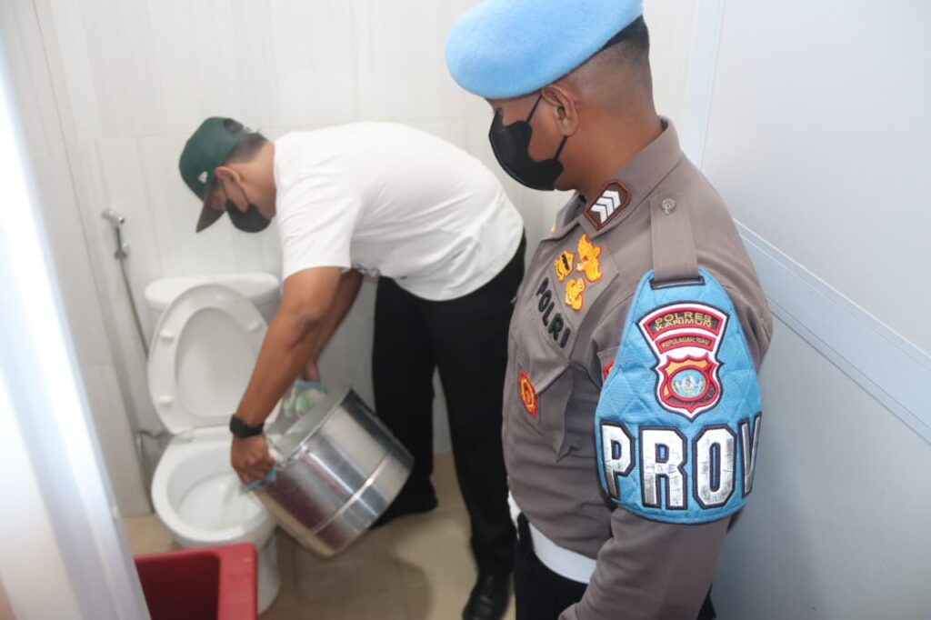 Pemusnahan barang bukti Sabu yang direndam air panas dan dimasukan ke kloset di Mapolres Karimun, pagi tadi. (ft msaimi)