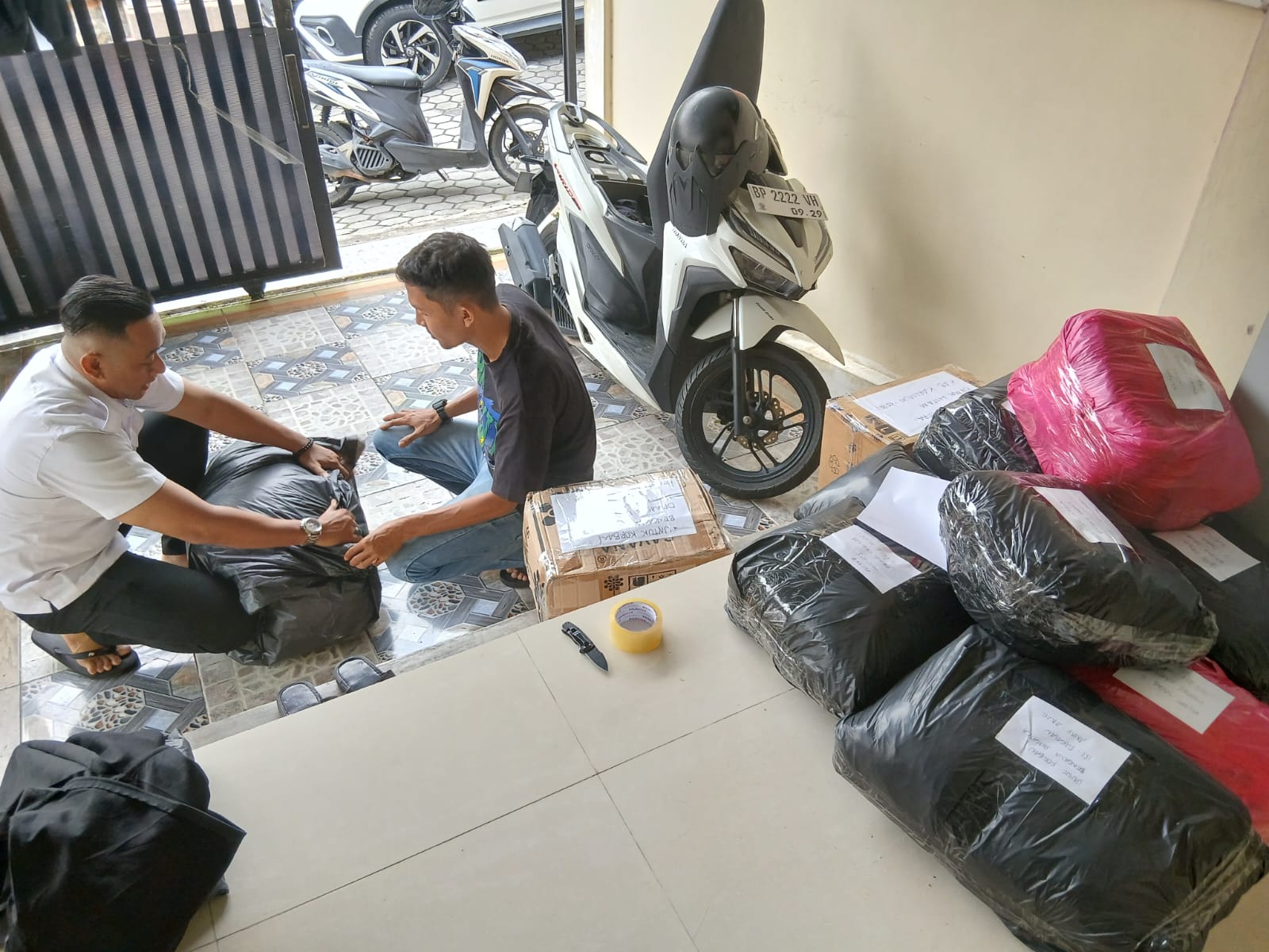 Solidaritas Bencana Sumatra, Ormas Hitam Salurkan 13 Paket Bantuan, Dominasi Pakaian dan Sembako