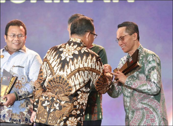 Walikota Batam Amsakar Ahmad saat mendapatkan penghargaan dari Menteri Dalam Negeri di Hotel Borobudur, kemarin. (ft ,mcbatam)