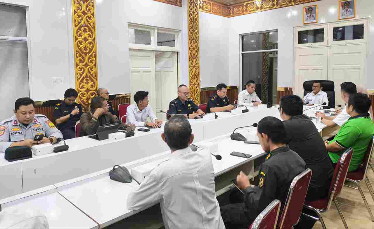 Suasana Rapat Koordinasi Penanganan Distribusi Bahan Kebutuhan Pokok dari Kota Batam ke Kota Tanjungpinang, bertempat di Ruang Rapat Raja Haji Fisabilillah, Kantor Wali Kota Tanjungpinang, Rabu (10/12/2025). (ft kominfotpi)