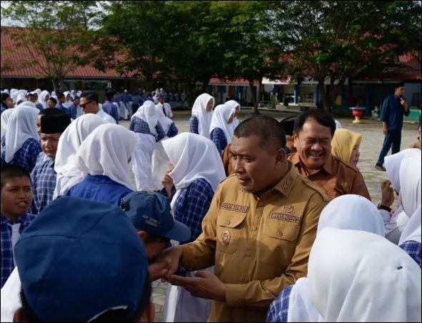 Wabup Rocky Bawole Serahkan Seragam Sekolah Gratis di Tebing dan Meral Barat