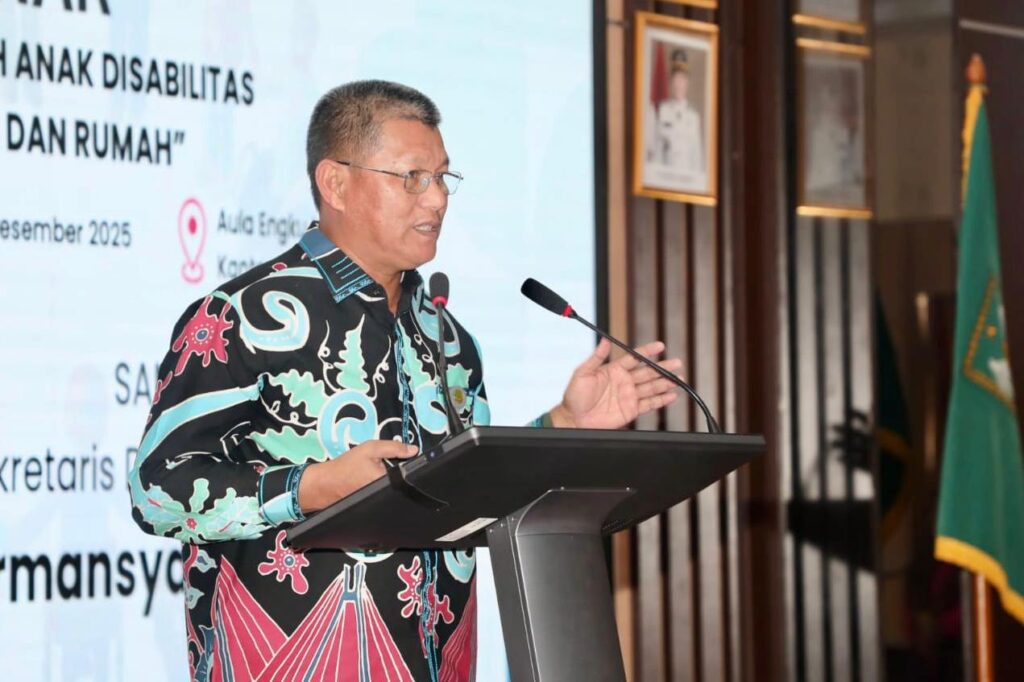 Sekda Firmansyah saat membuka seminar Pola Asuh Anak Disabilitas di Sekolah dan Rumah dalam rangka peringatan Hari Disabilitas Internasional (HDI) 2025 di Kantor Wali Kota Batam, Kamis (4/12/2025), pagi tadi. (ft restu)