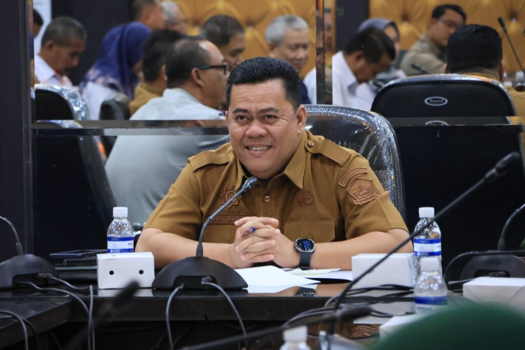 Sekda Rony Kartika saat memimpin rapat kesiagaan bencana di Pemkab Bintan, pagi tadi. (ft mcbintan)