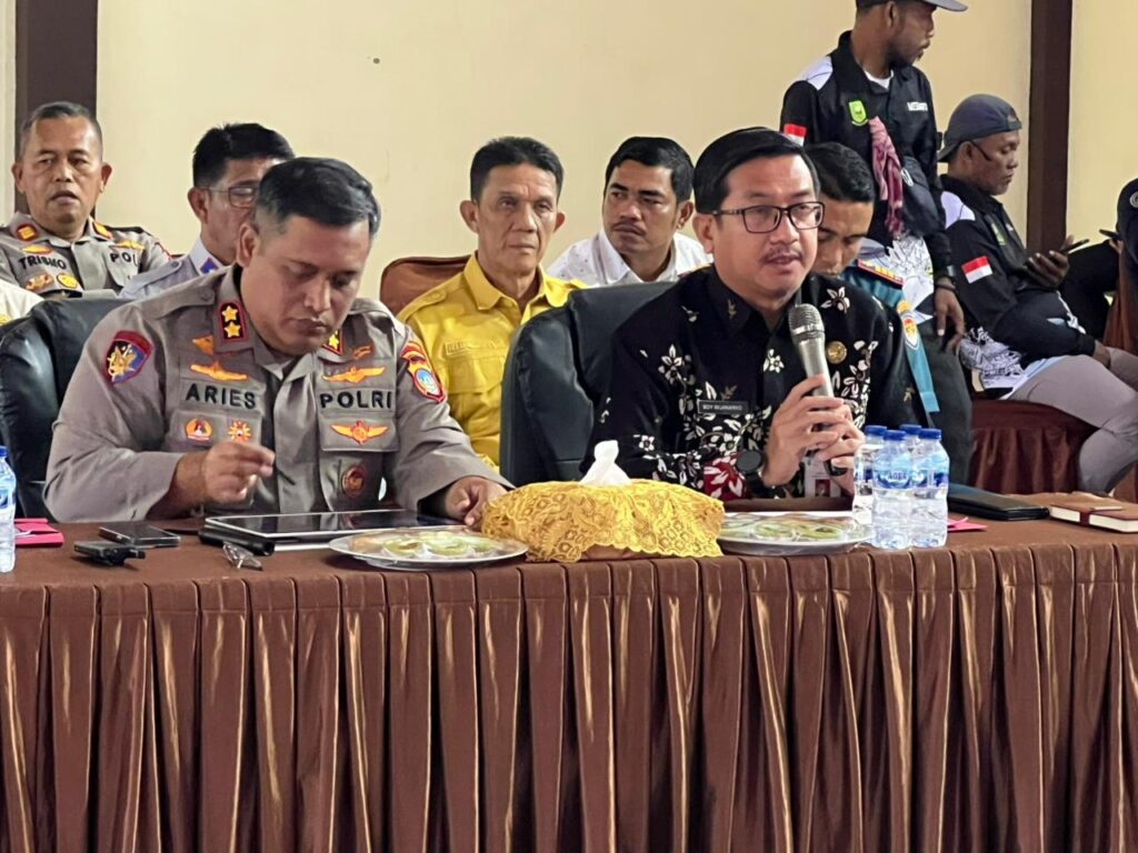 Sekdakab Boy Wijanarko (kanan memegang mic) saat memimpir Rakor Lintas Sektor Operasi Lilin Seligi 2025 yang dilaksanakan di Aula Polres Natuna, pagi tadi. (ft rusdiandika)