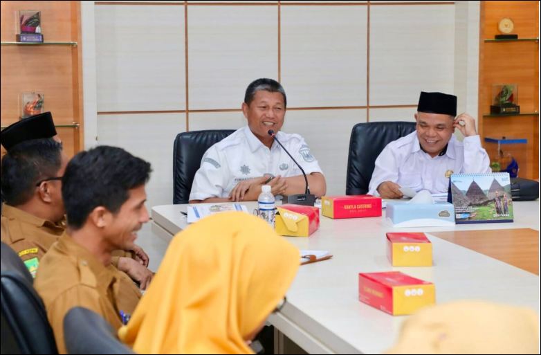 Sekdako Batam Firmansyah saat memimpin rapat persiapan Hari Jadi Batam, pagi tadi. (ft mcbatam)