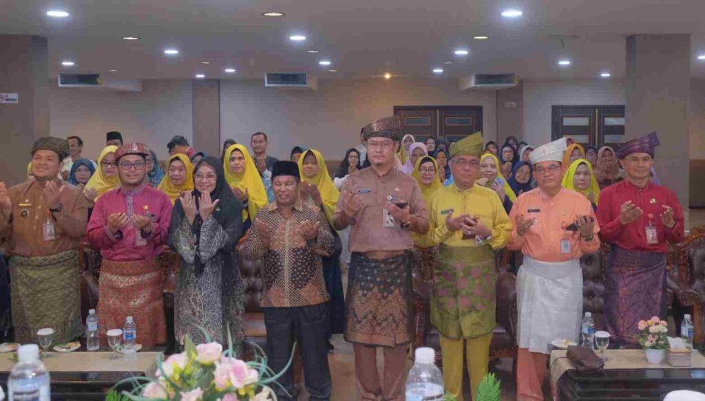 Sekdako Zulhidayat berfoto bersama saat pembukaan Pelatihan DKM dan MT, pagi tadi. (ft kominfotpi)